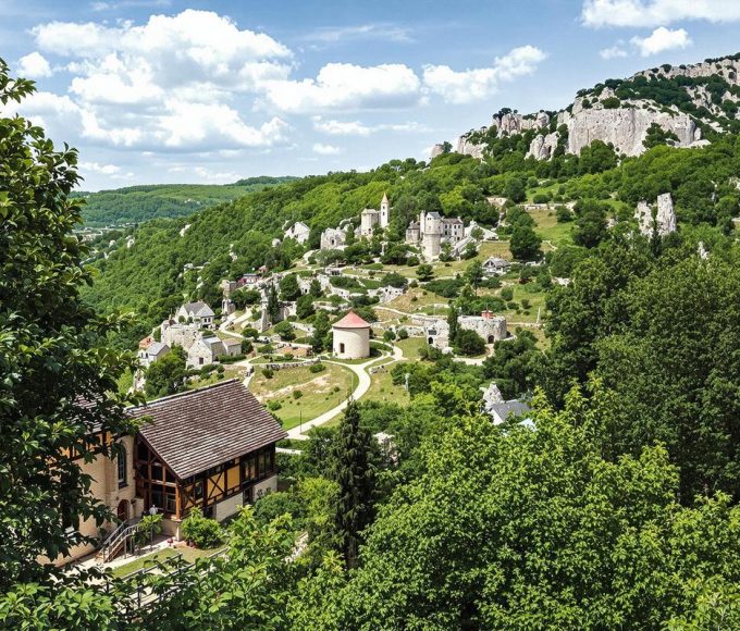 Entre les Pyrénées et le chemin de Compostelle, ce village existe sous trois formes différentes