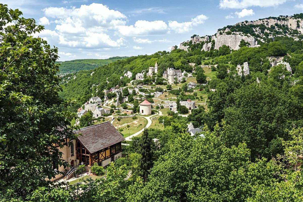 Entre les Pyrénées et le chemin de Compostelle, ce village existe sous trois formes différentes