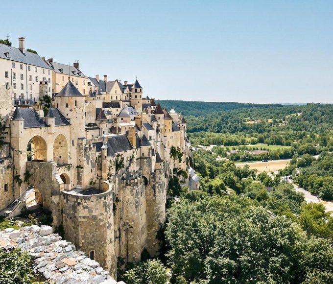 Le seul village de France où l’on peut admirer 20 km de rivière depuis des murailles du XIIIe siècle