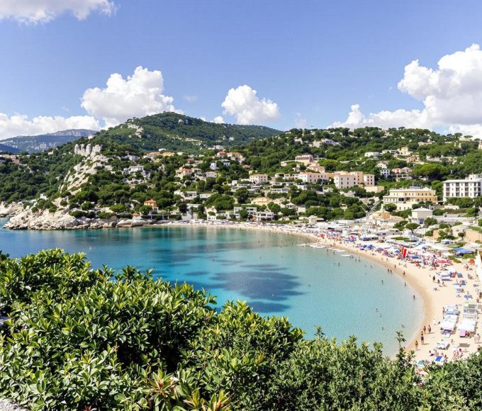 Loin de Nice et Cannes, cette station balnéaire de la Côte d'Azur est une pépite pour vos vacances