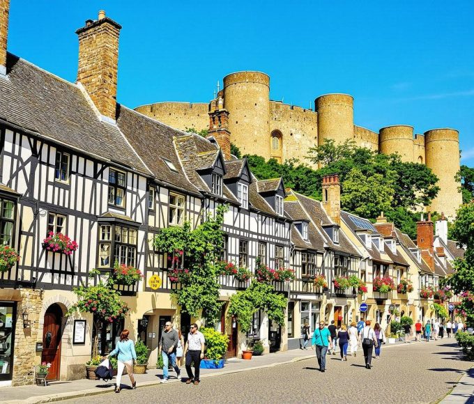 Moins connu que Saint-Malo, ce village breton possède pourtant un charme médiéval unique