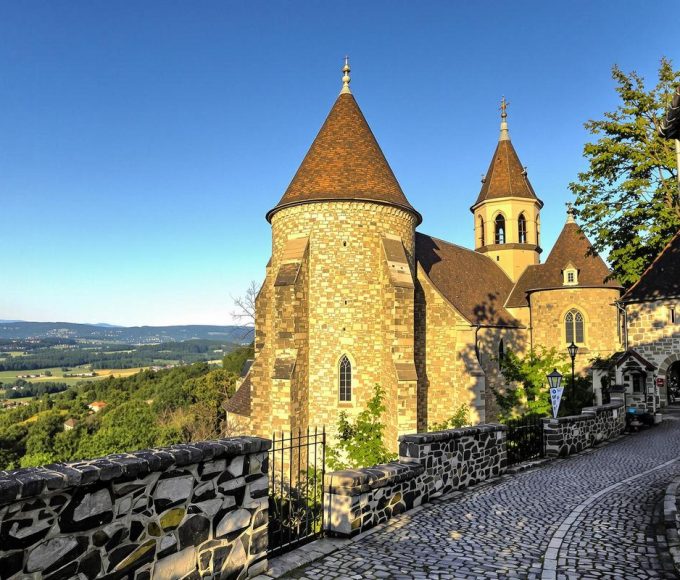Perché dans les hauteurs, ce village d'Auvergne vous réserve une vue époustouflante