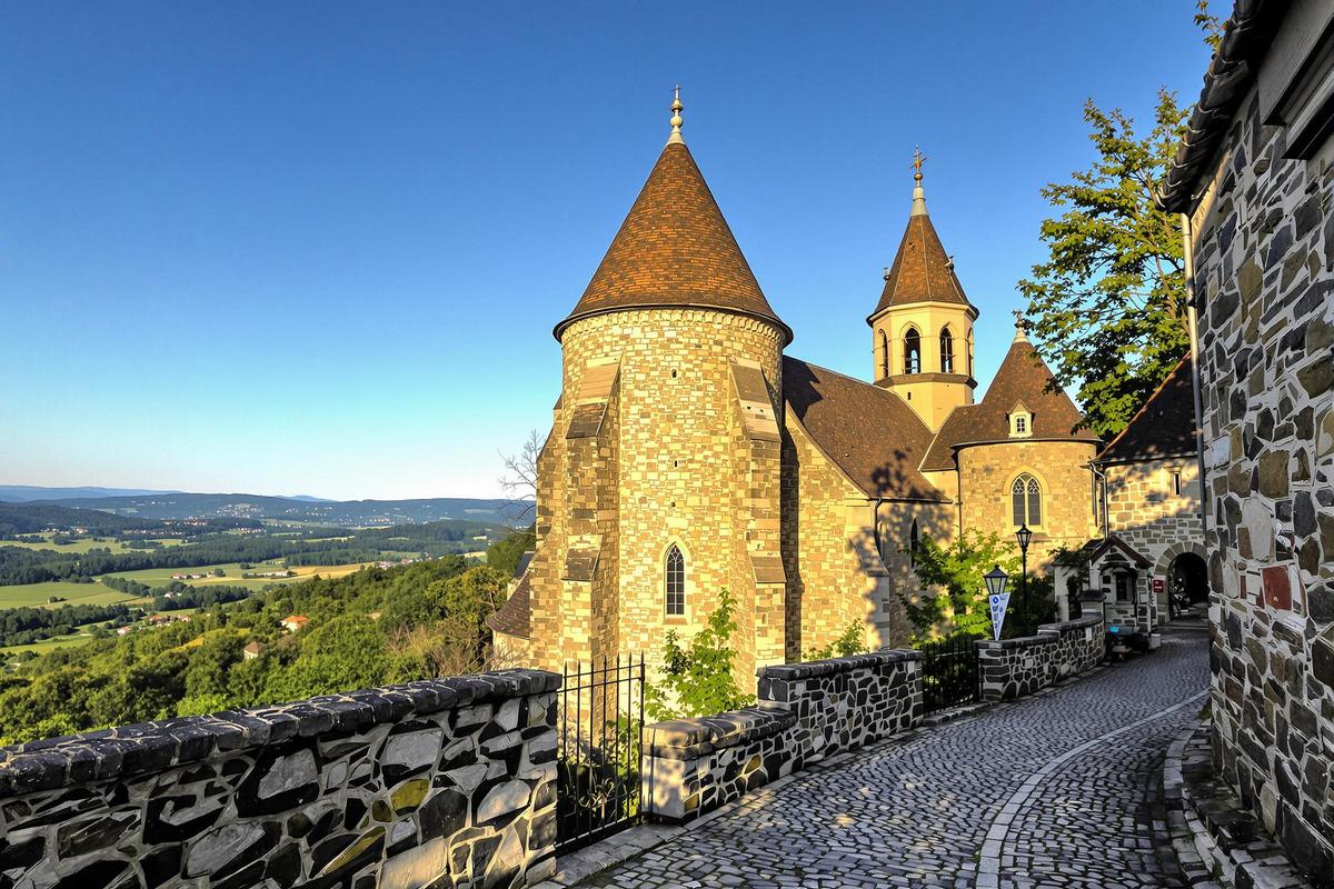 Perché dans les hauteurs, ce village d'Auvergne vous réserve une vue époustouflante