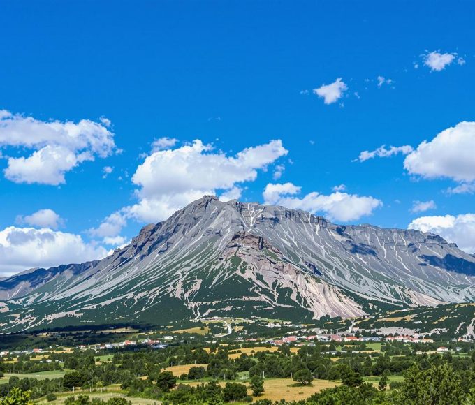 Quel est ce géant de pierre des Pyrénées à 2 784 mètres qu’on distingue depuis Marseille par temps clair ?