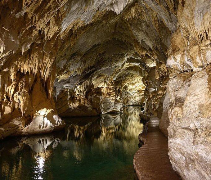 450 marches mènent aux profondeurs de ce labyrinthe préhistorique vieux de 12 000 ans