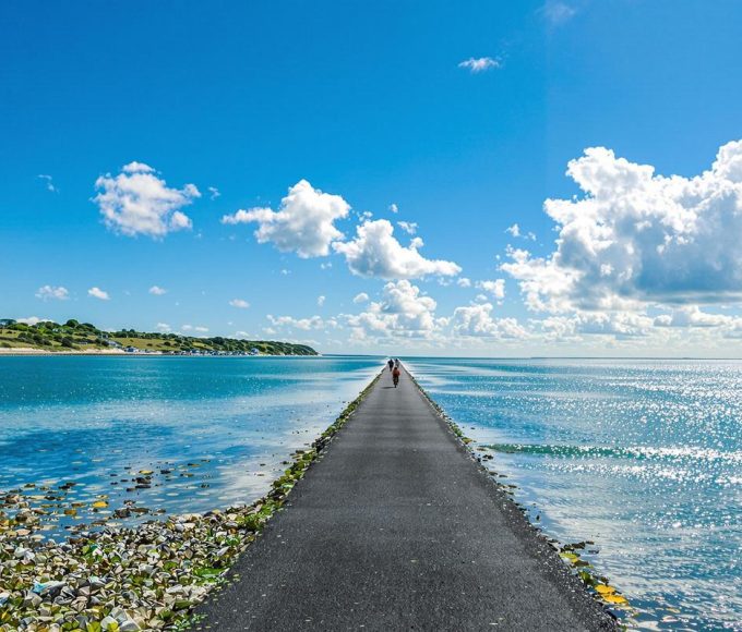 Cette île française propose une route cyclable qui disparaît sous la mer deux fois par jour.jpg