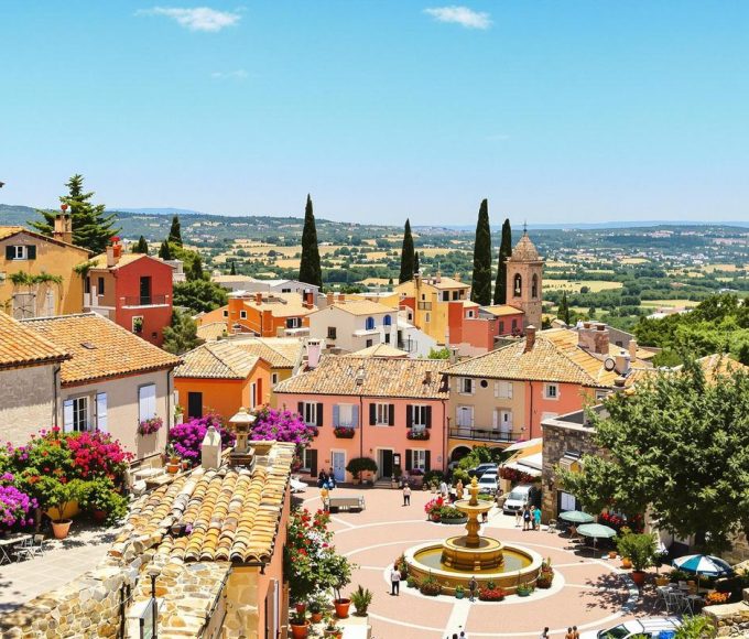 Cette jolie destination provençale, située en plein cœur du Var, fait partie des Plus Beaux Villages de France