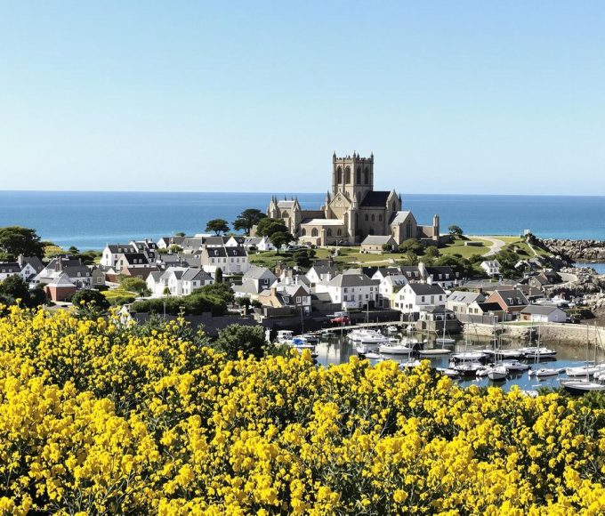 Moins connu que ses voisins, ce village breton entouré d’ajoncs est un bijou côtier.jpg
