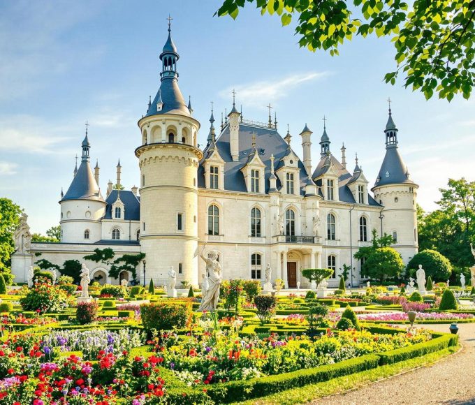 Oubliez Chambord : ce château méconnu de la Loire est digne d'un conte de fée et ses jardins sont absolument magiques.jpg