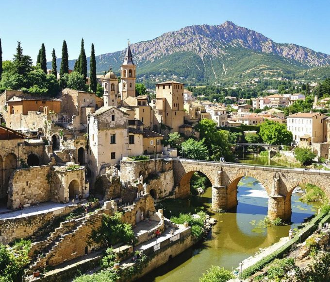 Ruines romaines, château et marchés… Les secrets de la « ville la plus accueillante de France » à explorer en Provence-Alpes-Côte d’Azur.jpg