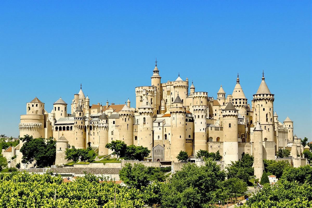 Avec ses 3 kilomètres de remparts et ses 11 hectares, cette cité médiévale est la plus grande cité fortifiée d’Europe encore debout.jpg