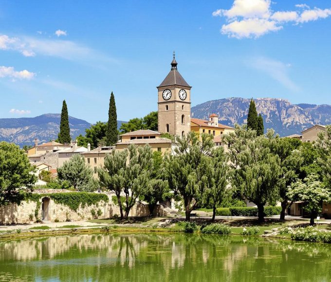 Ce village du Vaucluse, adoré des cinéastes, est une pépite provençale à découvrir absolument.jpg
