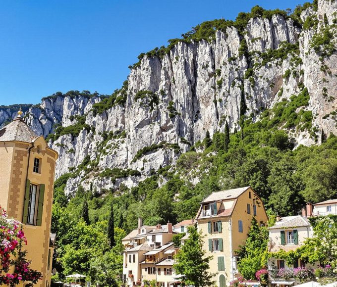 Ce village perché, entouré de falaises et de cascades, est considéré comme l’un des plus beaux de France (et il mérite sa réputation).jpg