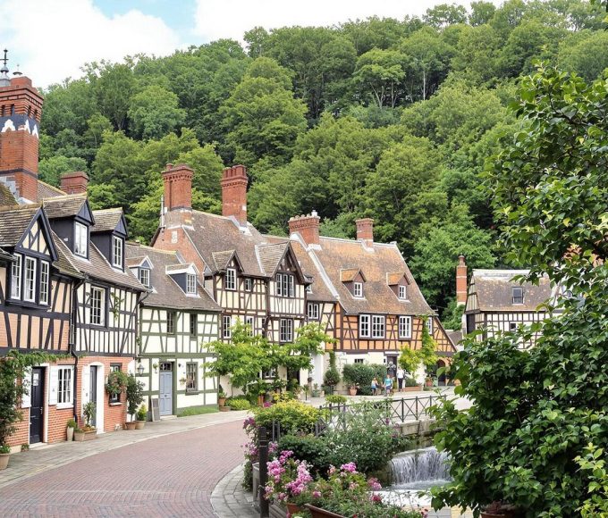 Ce village normand au charme fou séduit les artistes avec son domaine forestier unique.jpg