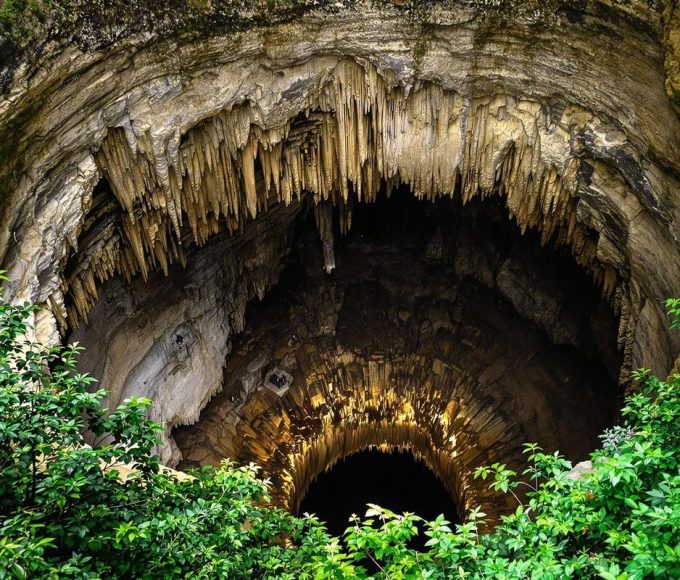 Cette cavité naturelle de 103 mètres cache une rivière souterraine navigable.jpg