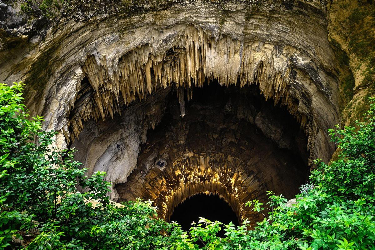 Cette cavité naturelle de 103 mètres cache une rivière souterraine navigable.jpg
