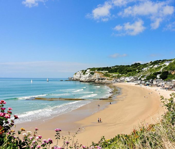 Cette ville du Cotentin attire les voyageurs lassés du bling-bling de Deauville grâce à ses îles anglo-normandes.jpg
