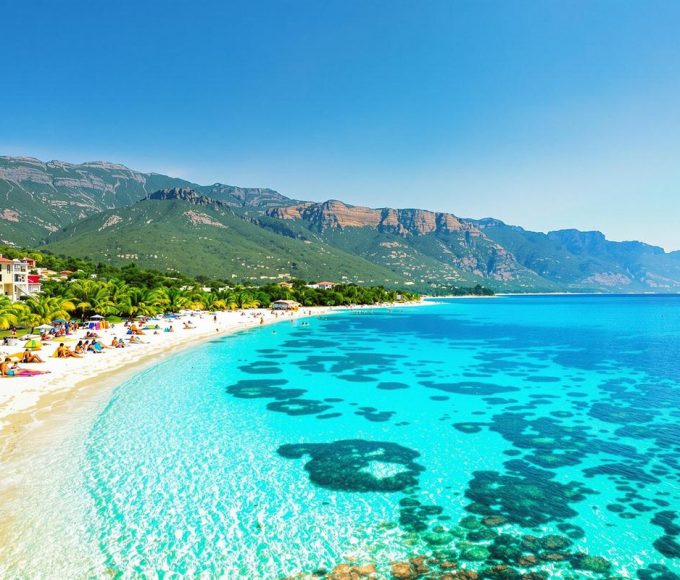 « Lagon bleu » : la plage la plus ensoleillée d’Europe dévoile une eau irréelle.jpg