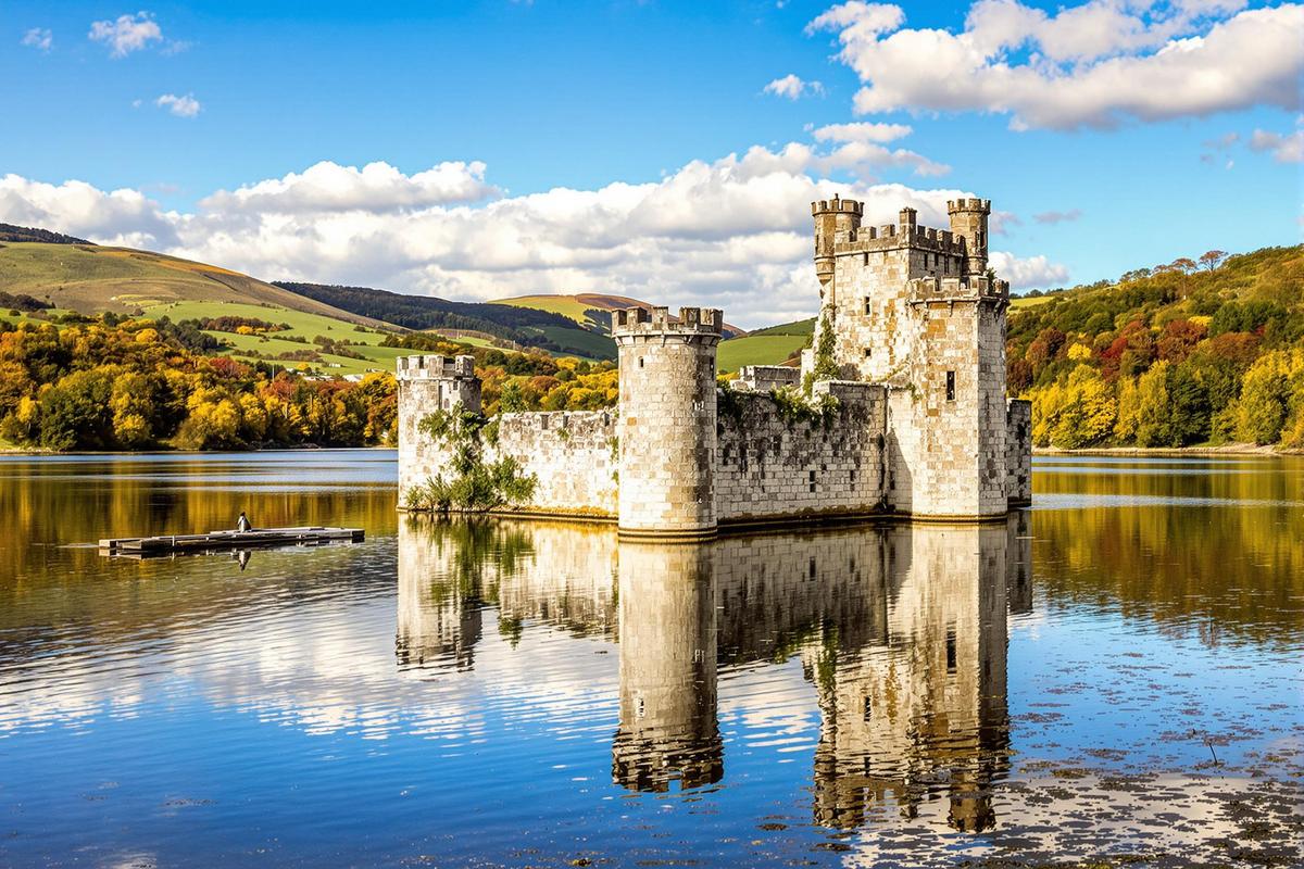 Un château médiéval sort des eaux : cette rando de 24 km révèle un secret bien gardé.jpg
