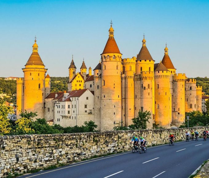 Cette cité médiévale où 52 tours de 3 km accueillent le Tour de France 2025.jpg