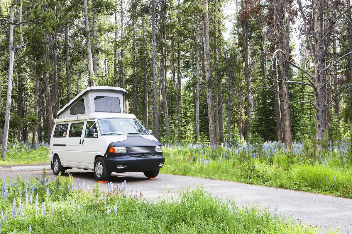 location-de-vans-fourgons-et-camping-cars-guide-complet-pour-voyager-librement-et-confortablement